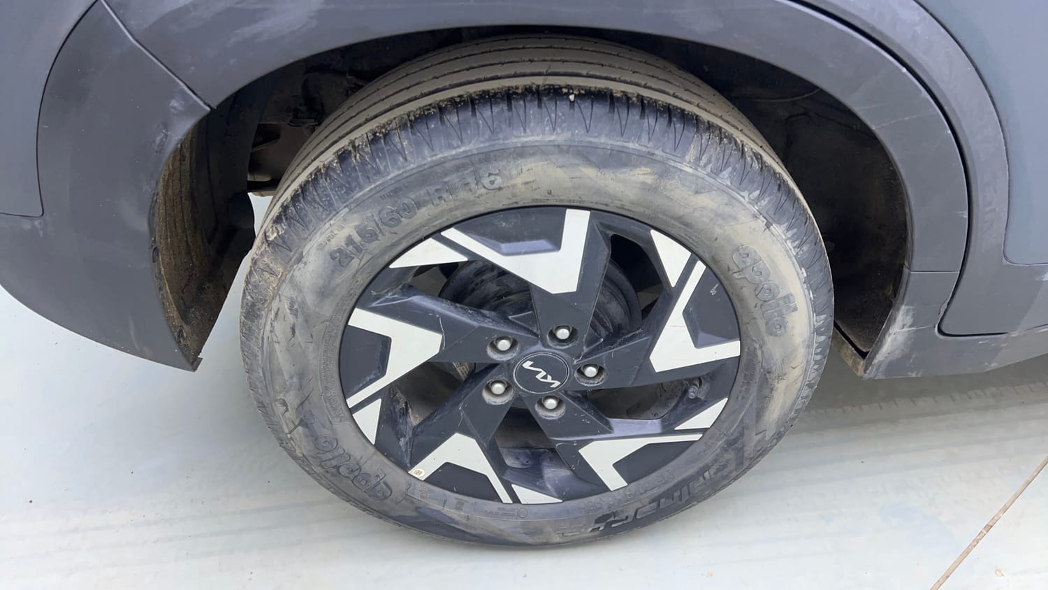 Used 2022 Kia Sonet Anniversary Edition 1.0 DCT Petrol Automatic tyres RIGHT REAR TYRE RIM VIEW