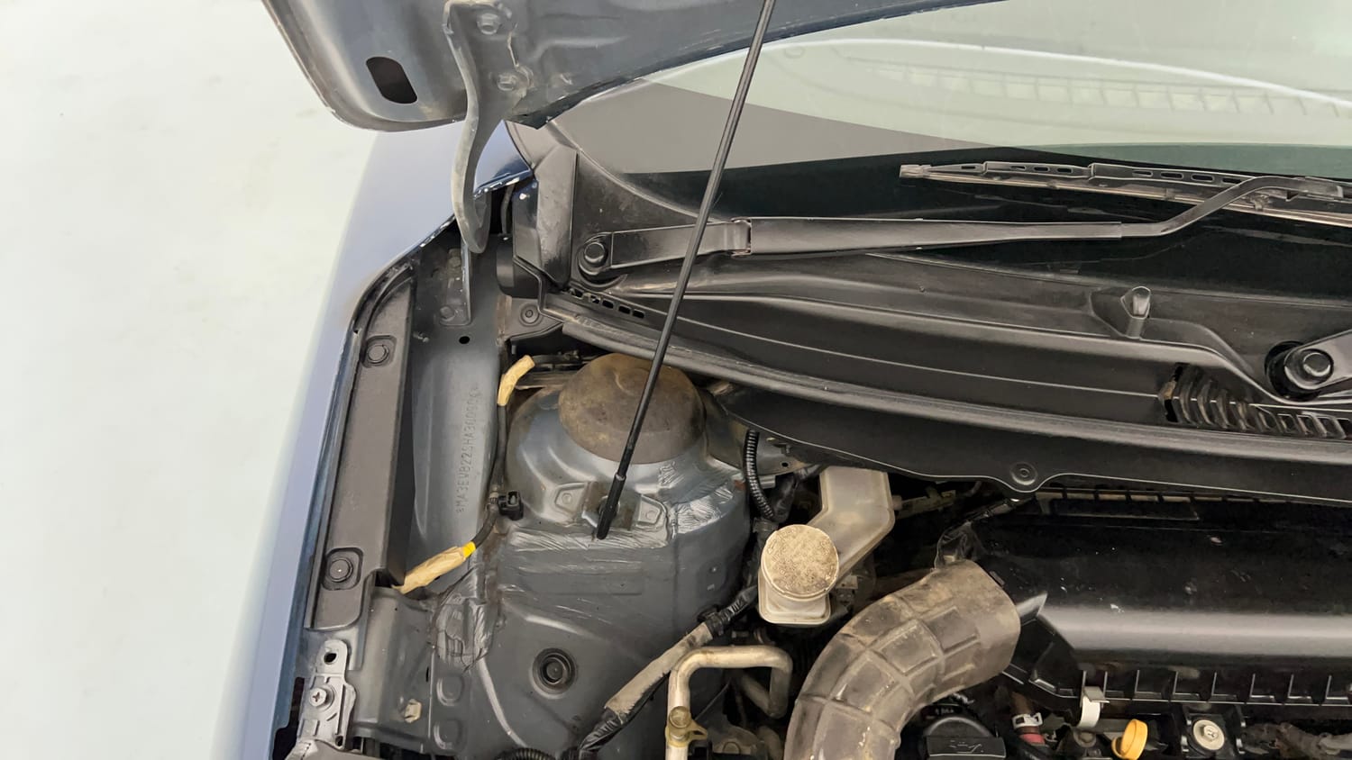 Used 2017 Maruti Suzuki Baleno Alpha 1.2 Petrol Manual engine ENGINE RIGHT SIDE HINGE & APRON VIEW