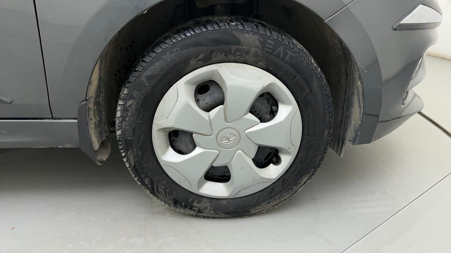Used 2022 Tata Tigor XZ CNG Cng Manual tyres RIGHT FRONT TYRE RIM VIEW