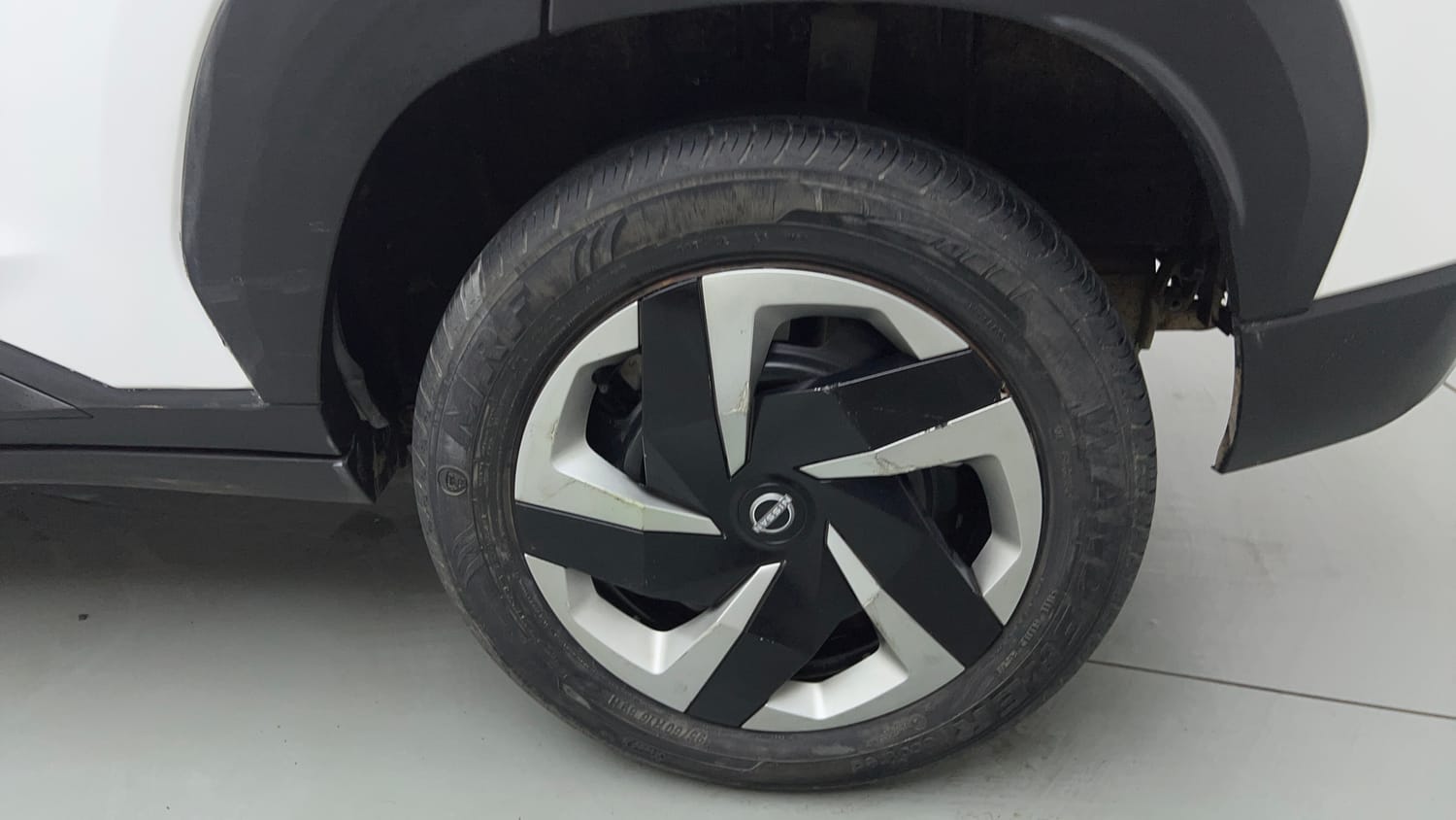 Used 2023 Nissan Magnite XL Petrol Manual tyres LEFT REAR TYRE RIM VIEW