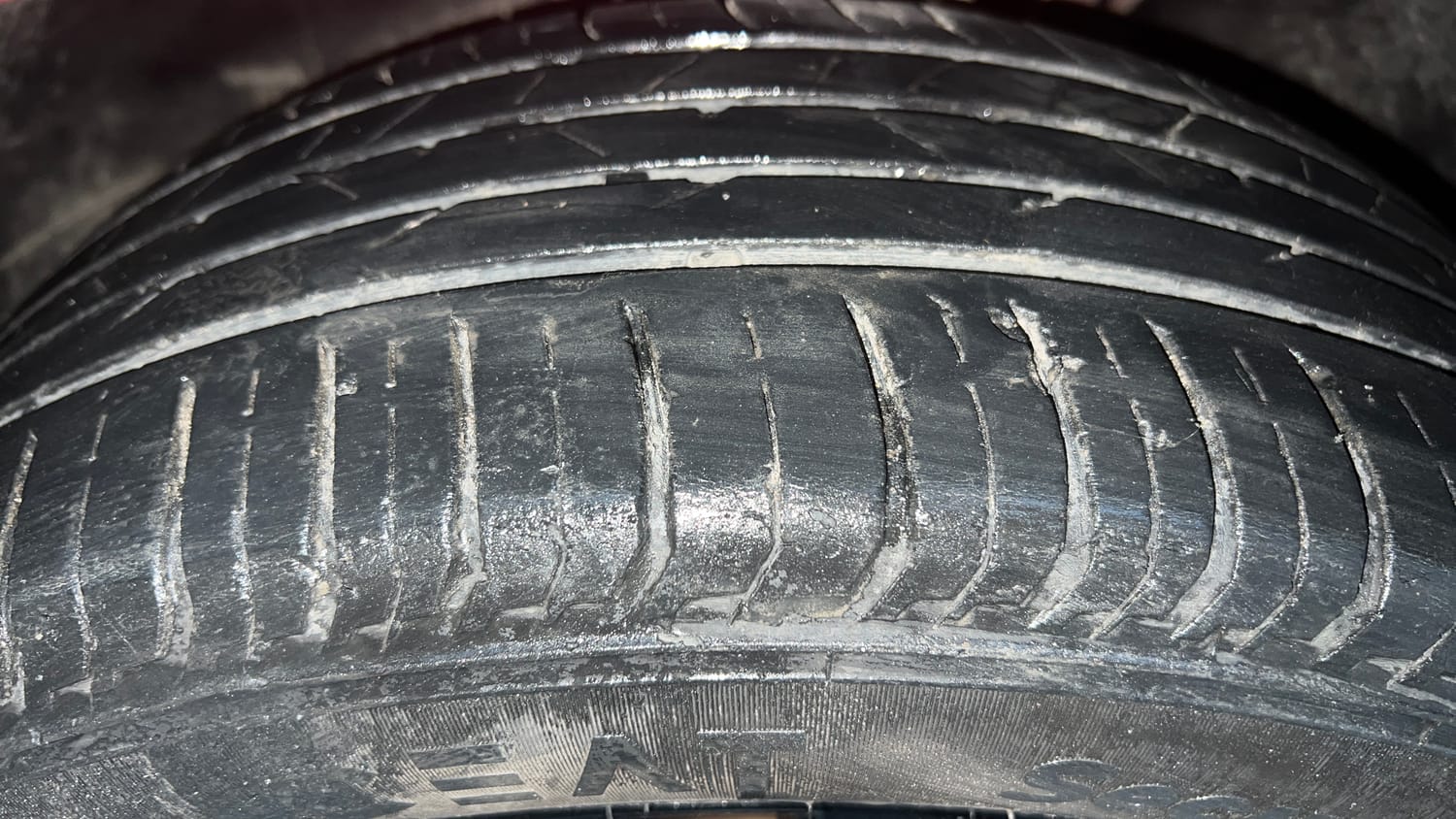 Used 2023 Volkswagen Virtus Highline 1.0 TSI MT Petrol Manual tyres LEFT FRONT TYRE TREAD VIEW