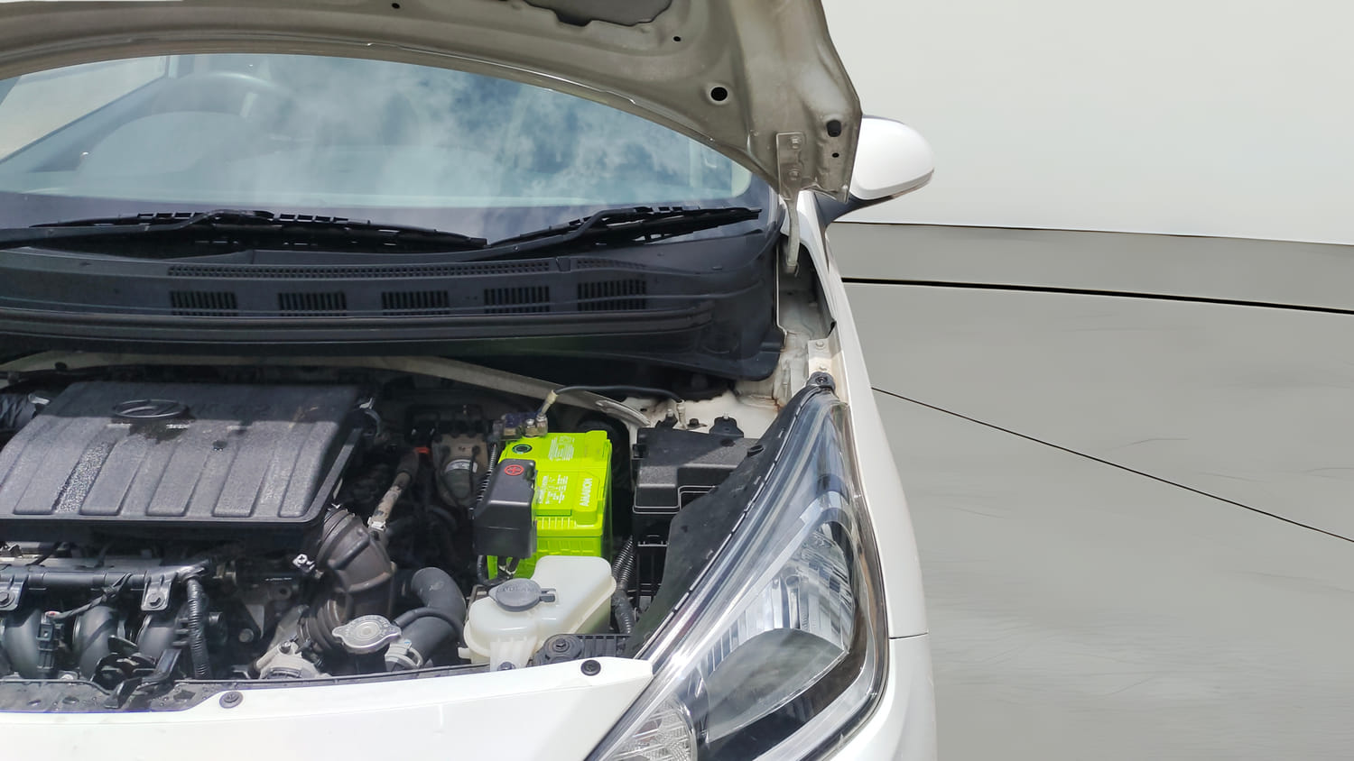 Used 2017 Hyundai Xcent SX Petrol Manual engine ENGINE LEFT SIDE HINGE & APRON VIEW