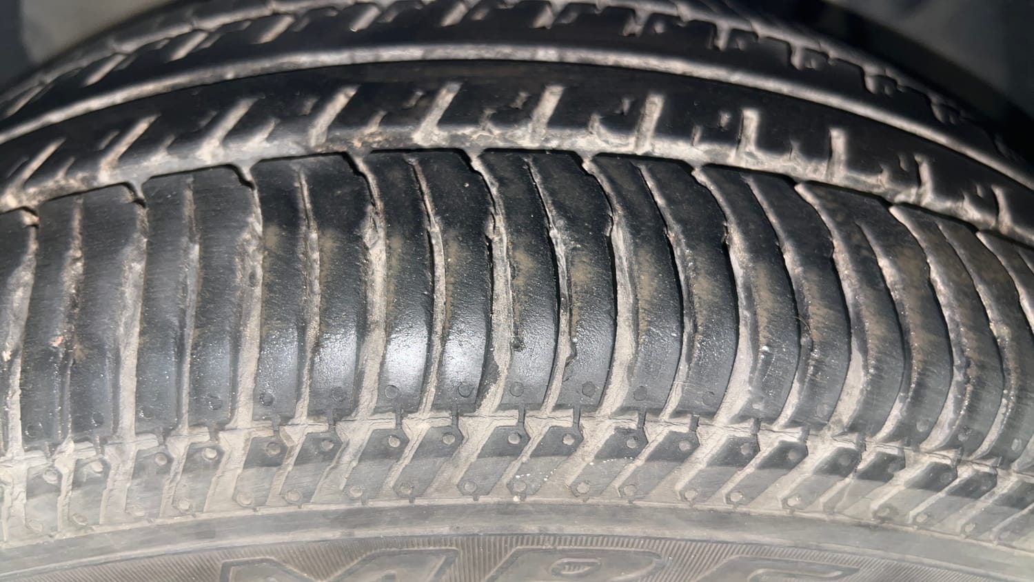 Used 2016 Ford EcoSport Titanium+ 1.0L EcoBoost Petrol Manual tyres RIGHT FRONT TYRE TREAD VIEW