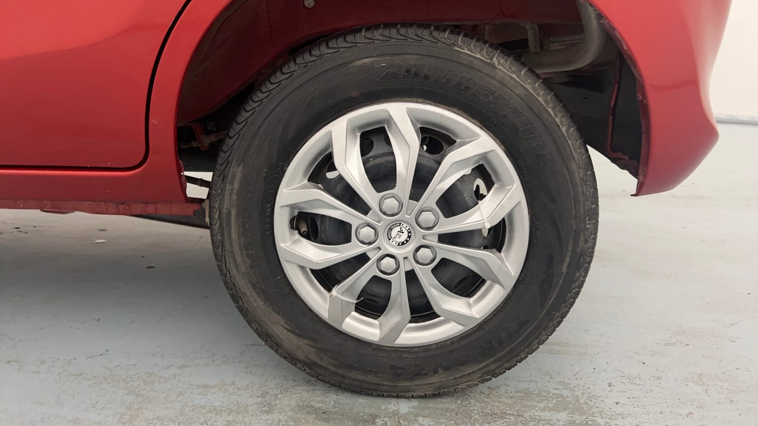 Used 2014 Maruti Suzuki Alto 800 Lxi Petrol Manual tyres LEFT REAR TYRE RIM VIEW