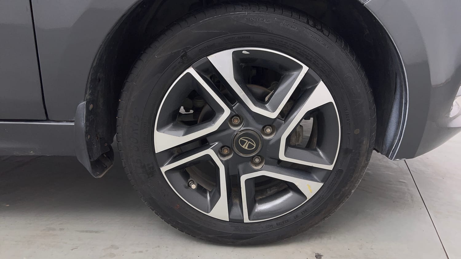 Used 2020 Tata Tiago XZ Plus Petrol Manual tyres RIGHT FRONT TYRE RIM VIEW