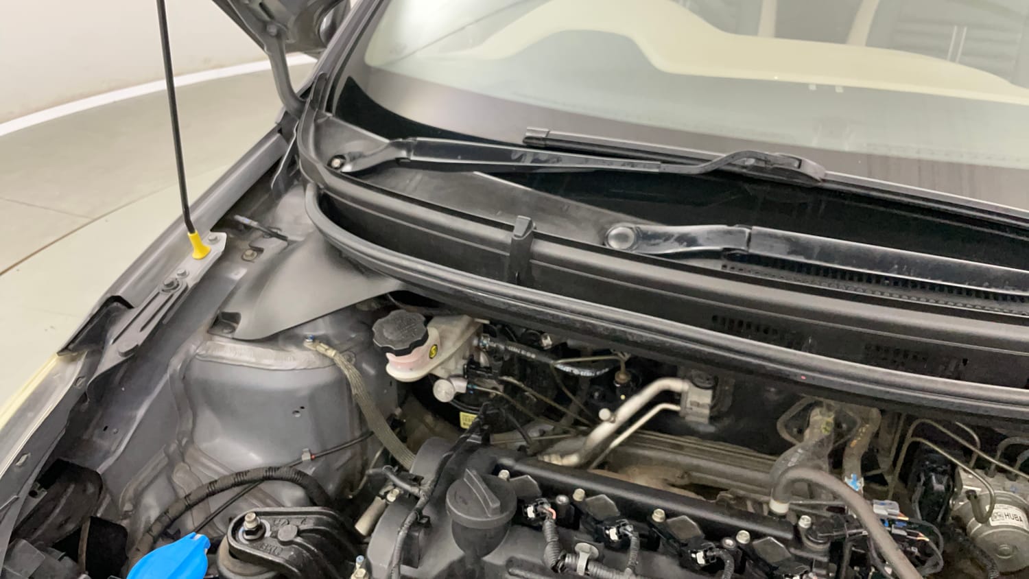 Used 2019 Hyundai Elite i20 Sportz Plus 1.2 Petrol Manual engine ENGINE RIGHT SIDE HINGE & APRON VIEW