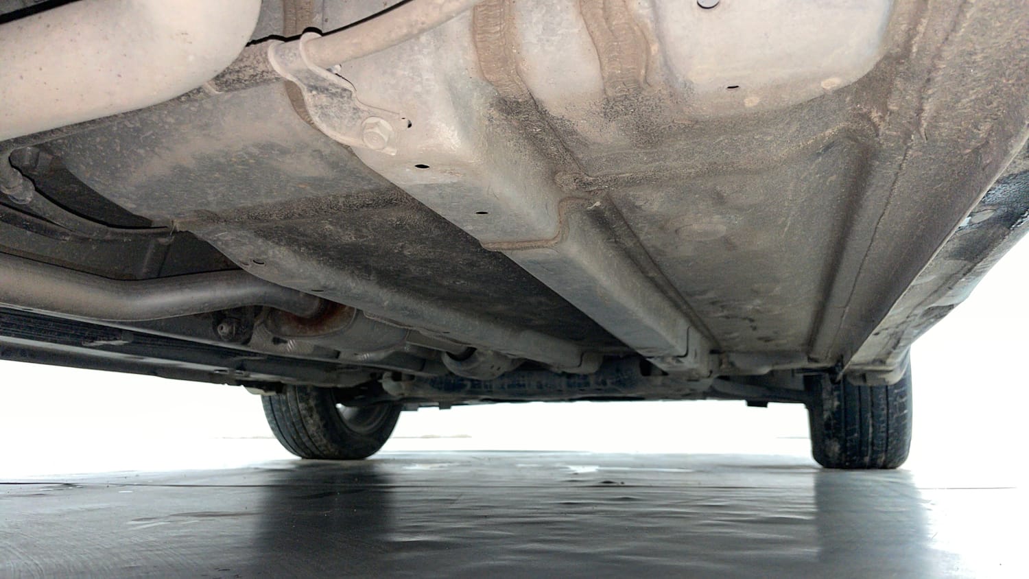 Used 2023 Hyundai Verna SX 1.5 Petrol IVT Petrol Automatic extra REAR RIGHT UNDERBODY VIEW