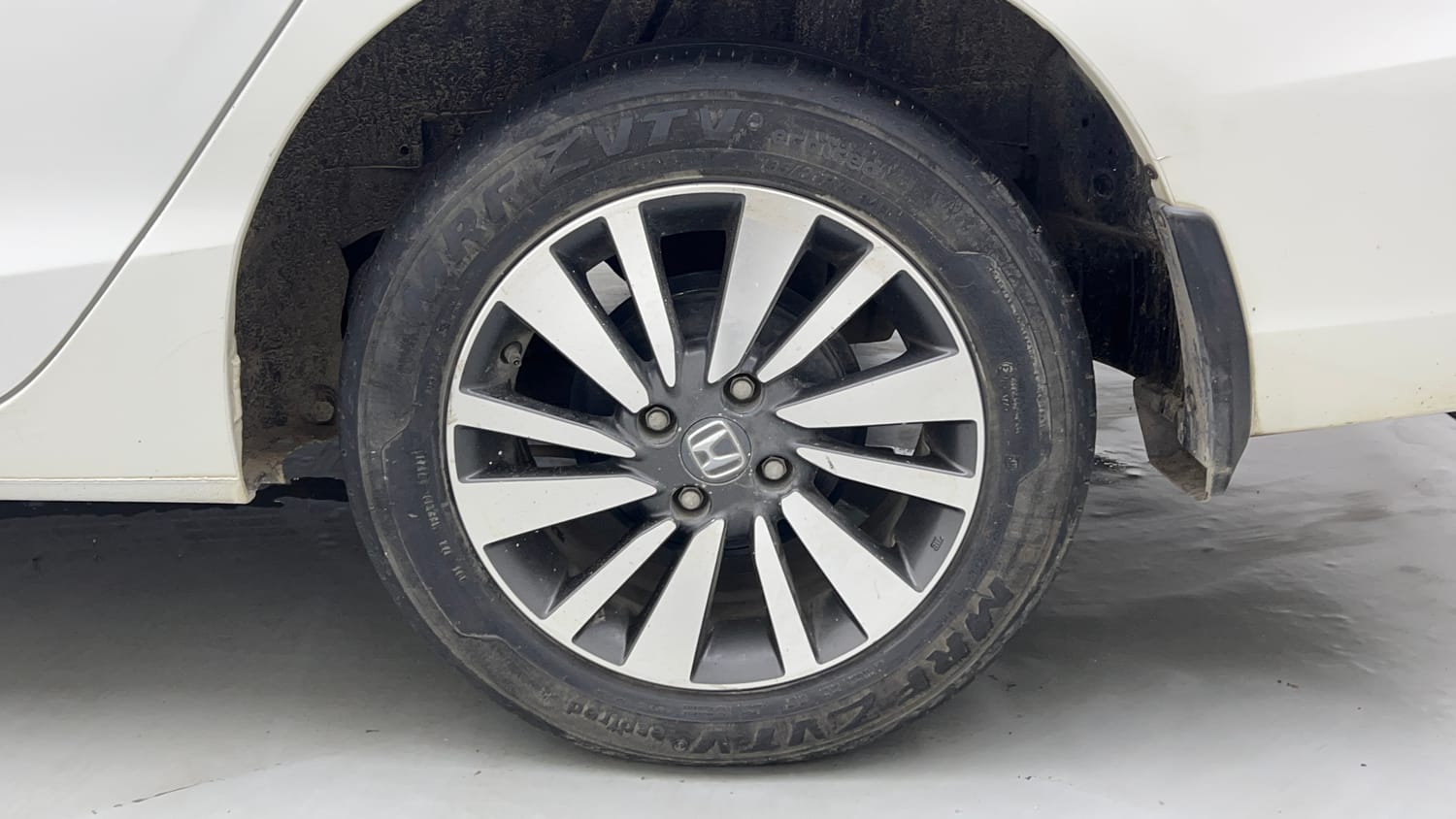 Used 2023 Honda City V Petrol CVT Petrol Automatic tyres LEFT REAR TYRE RIM VIEW