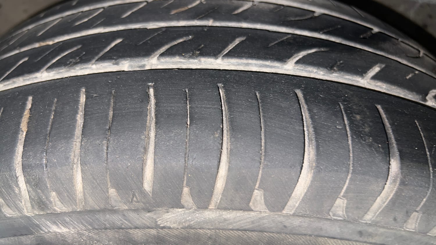 Used 2018 Maruti Suzuki Ignis Alpha 1.2 AMT Petrol Automatic tyres LEFT FRONT TYRE TREAD VIEW