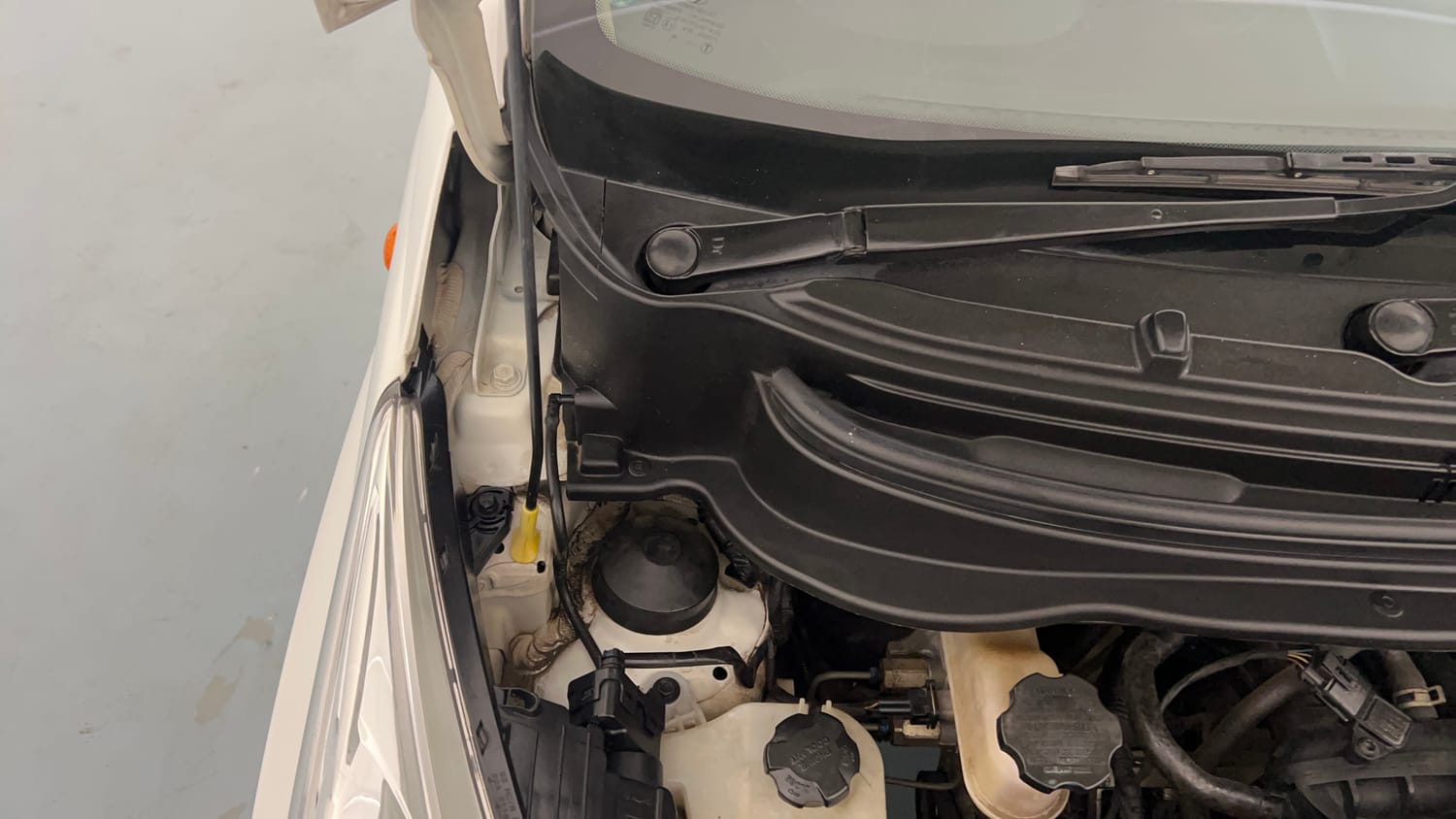 Used 2018 Hyundai Eon Era + AirBag Petrol Manual engine ENGINE RIGHT SIDE HINGE & APRON VIEW