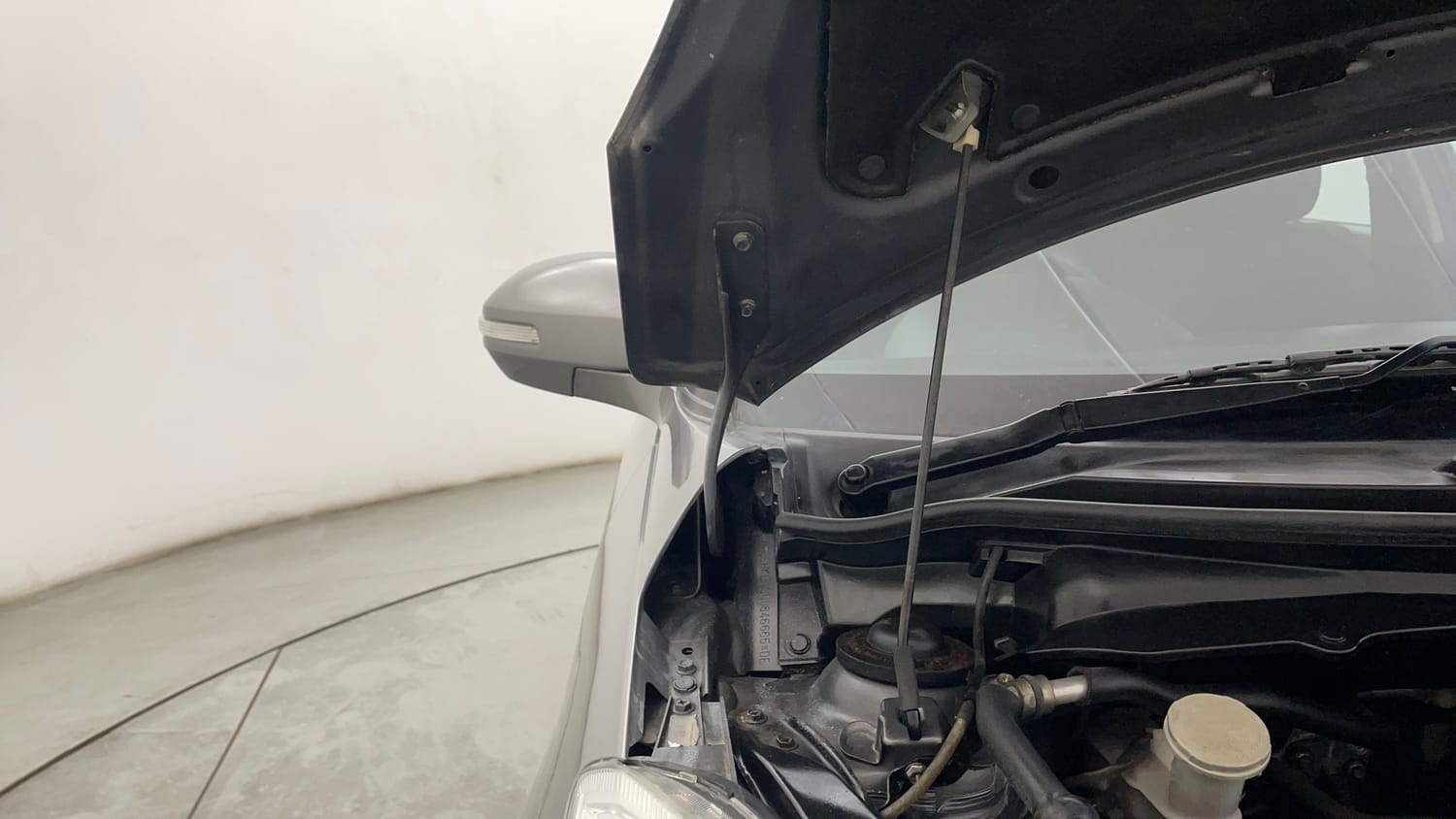Used 2014 Maruti Suzuki Swift VXi Petrol Manual engine ENGINE RIGHT SIDE HINGE & APRON VIEW