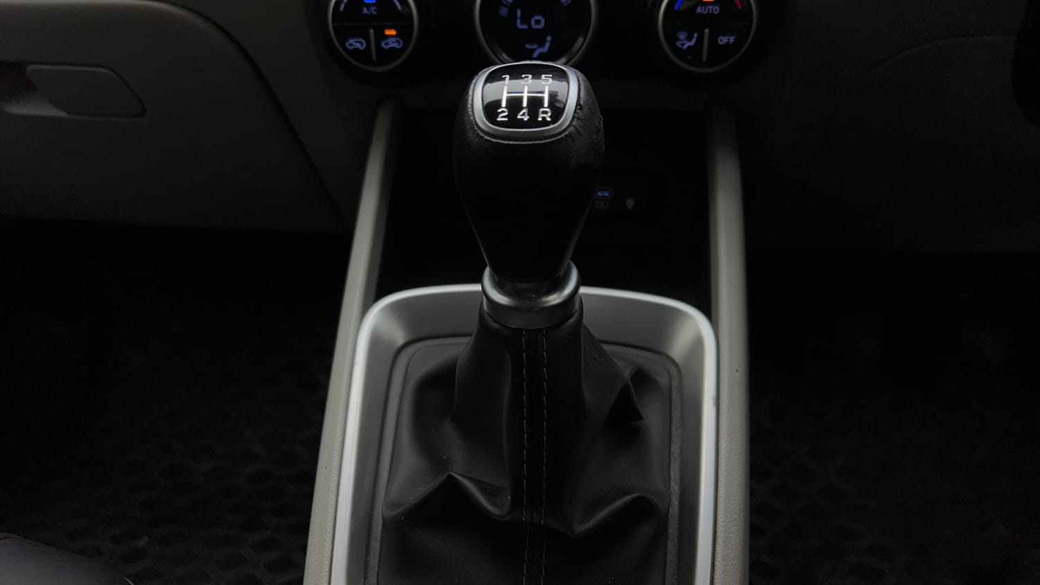 Used 2022 Hyundai Venue SX 1.2 Petrol Petrol Manual interior GEAR  KNOB VIEW
