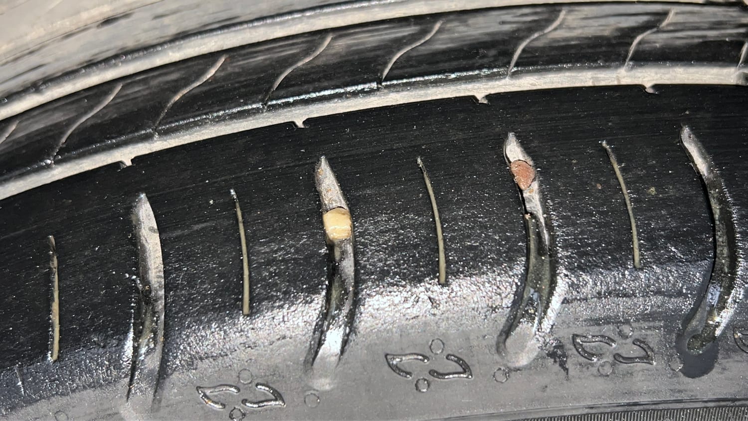 Used 2024 Volkswagen Taigun Highline 1.0 TSI MT Petrol Manual tyres RIGHT REAR TYRE TREAD VIEW