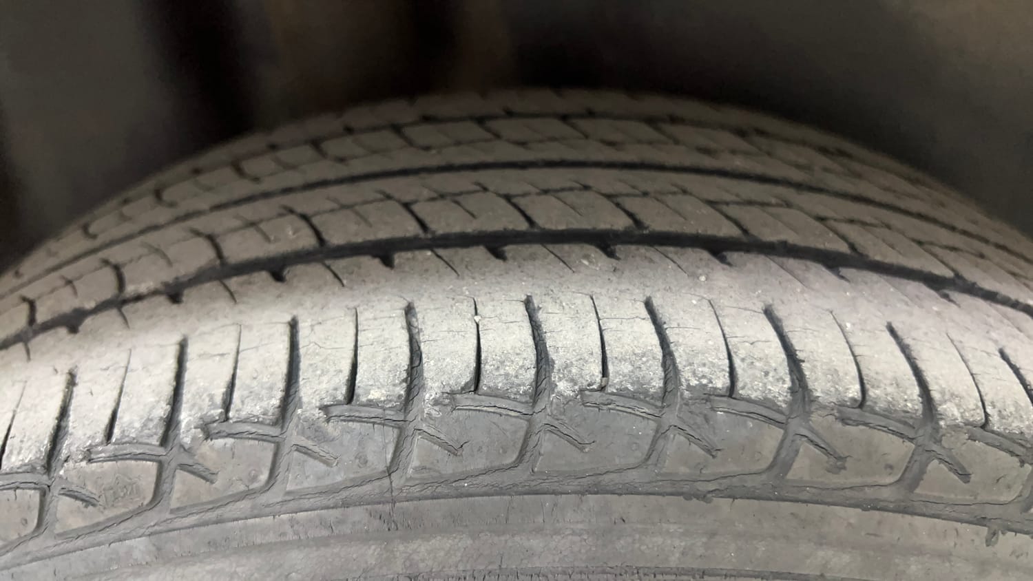 Used 2016 Volkswagen Polo Highline1.2L (P) Petrol Manual tyres RIGHT REAR TYRE TREAD VIEW
