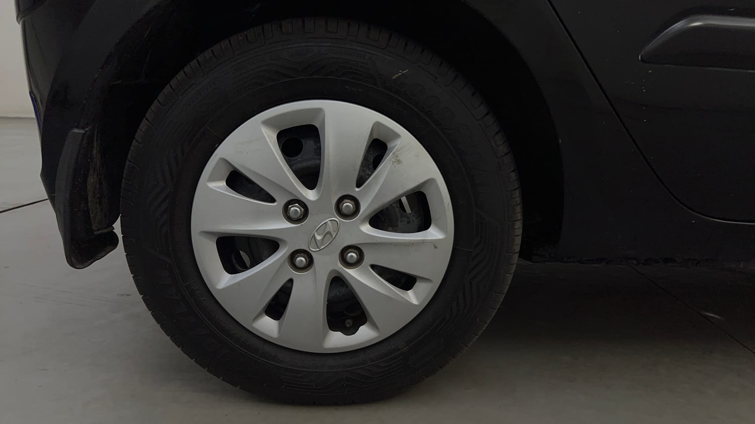 Used 2013 Hyundai i10 Sportz 1.2 Kappa2 Petrol Manual tyres RIGHT REAR TYRE RIM VIEW
