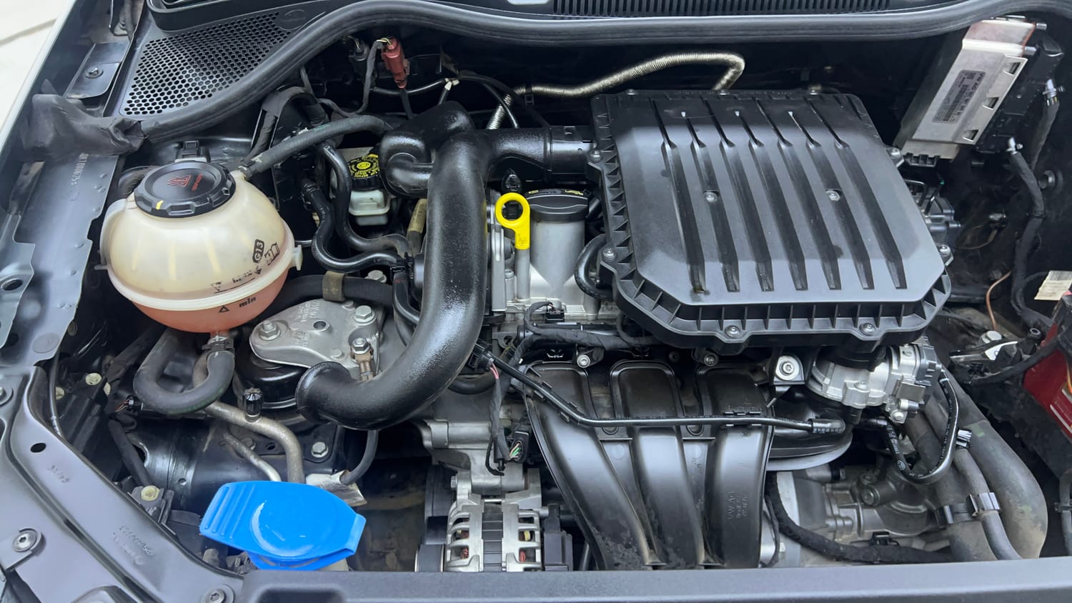 Used 2020 Volkswagen Polo Trendline 1.0L (P) Petrol Manual engine ENGINE RIGHT SIDE VIEW