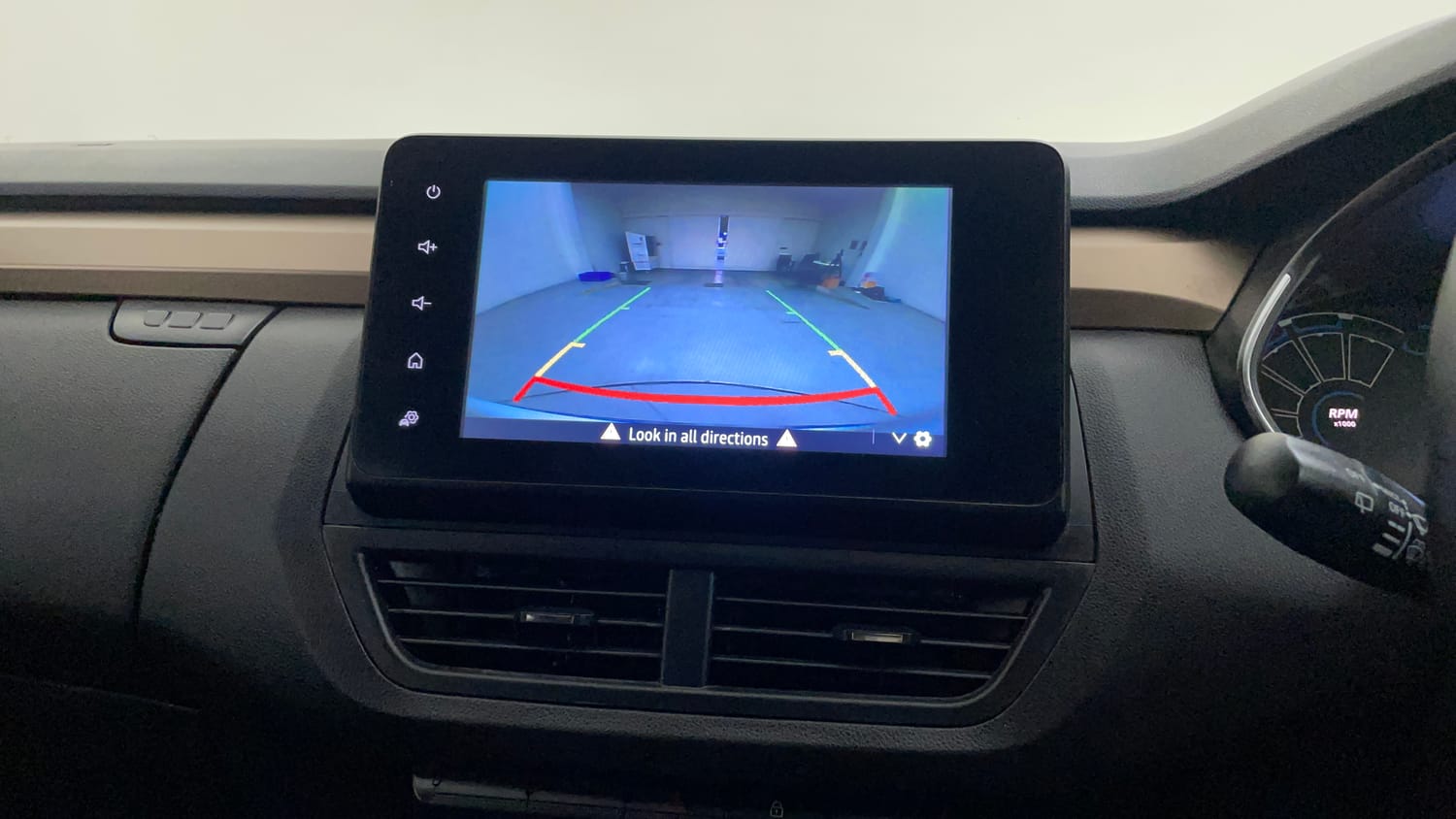 Used 2021 Renault Kiger RXT (O) MT Petrol Manual top_features Rear camera