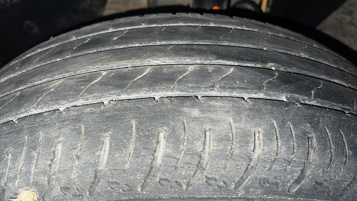 Used 2023 Nissan Magnite XL Petrol Manual tyres LEFT FRONT TYRE TREAD VIEW