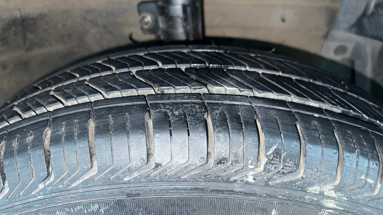 Used 2017 Maruti Suzuki Swift Lxi (O) Petrol Manual tyres RIGHT FRONT TYRE TREAD VIEW