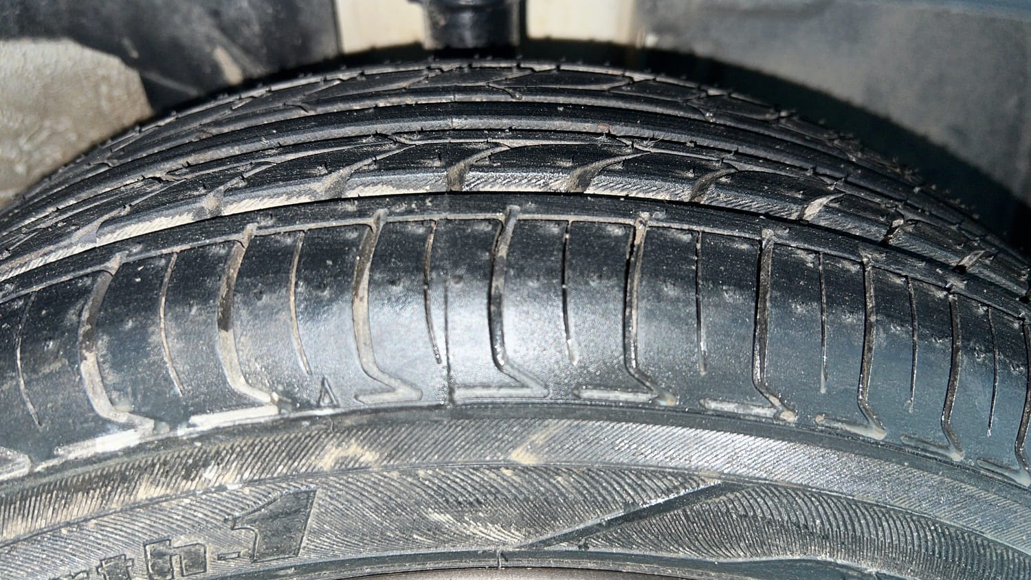 Used 2020 Renault Kwid CLIMBER 1.0 AMT Opt Petrol Automatic tyres RIGHT FRONT TYRE TREAD VIEW