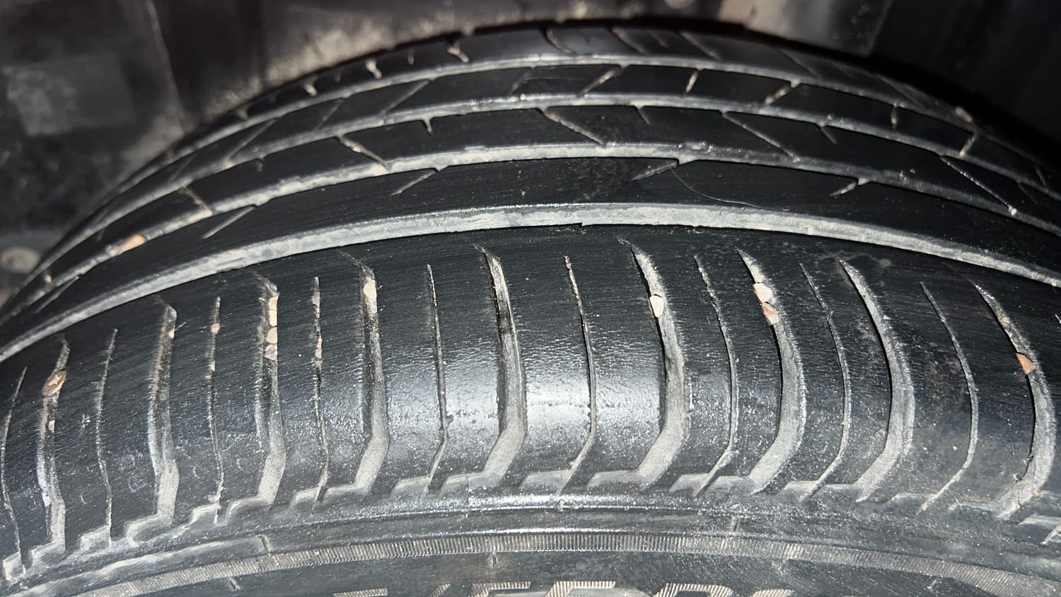 Used 2023 Volkswagen Virtus Highline 1.0 TSI MT Petrol Manual tyres LEFT REAR TYRE TREAD VIEW