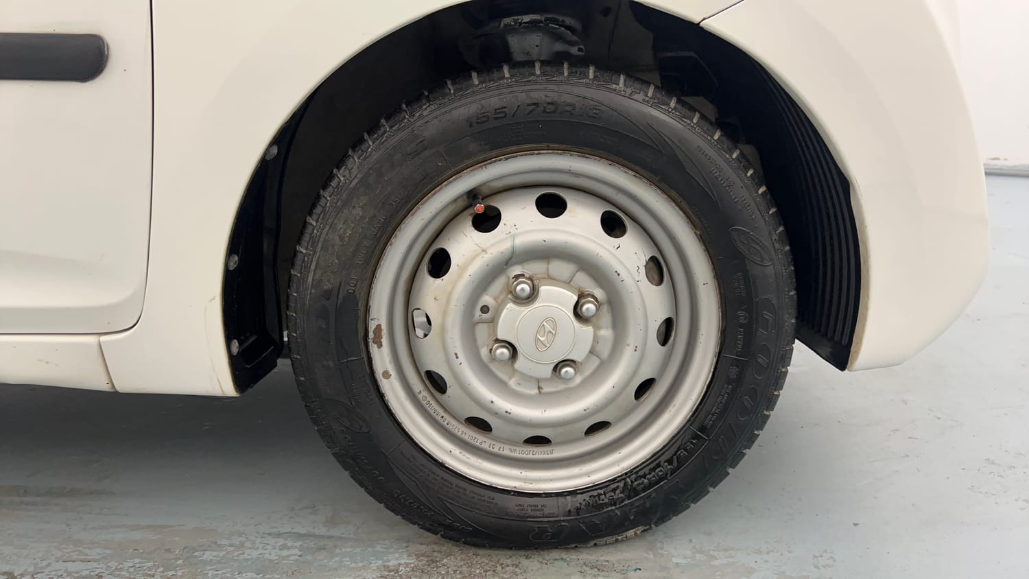 Used 2018 Hyundai Eon Era + AirBag Petrol Manual tyres RIGHT FRONT TYRE RIM VIEW
