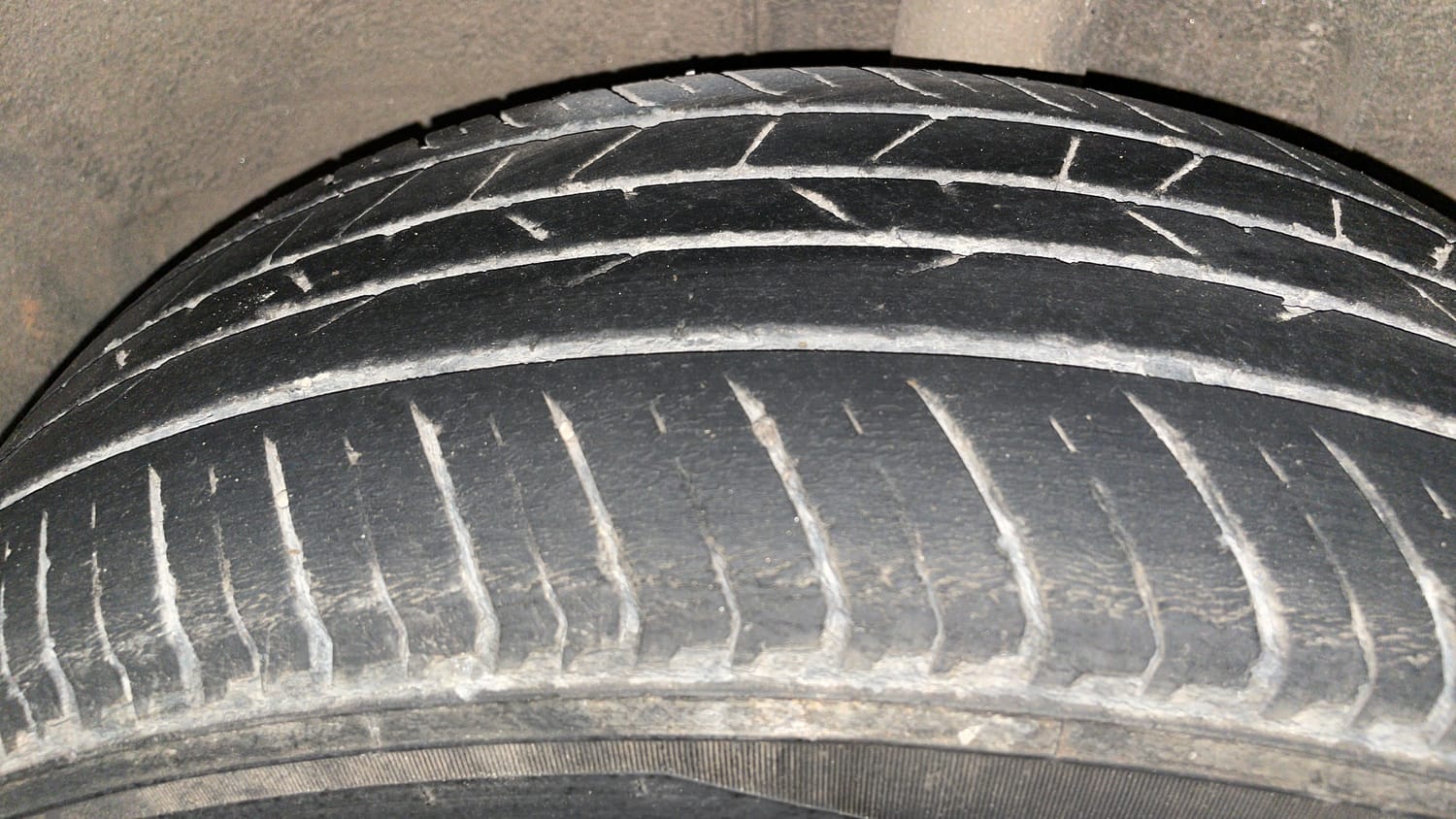 Used 2021 Renault Kiger RXT (O) MT Petrol Manual tyres LEFT REAR TYRE TREAD VIEW
