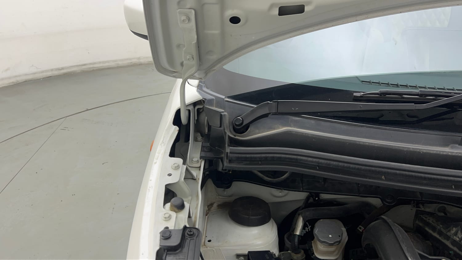 Used 2024 Maruti Suzuki Wagon R VXI 1.0 Petrol Manual engine ENGINE RIGHT SIDE HINGE & APRON VIEW