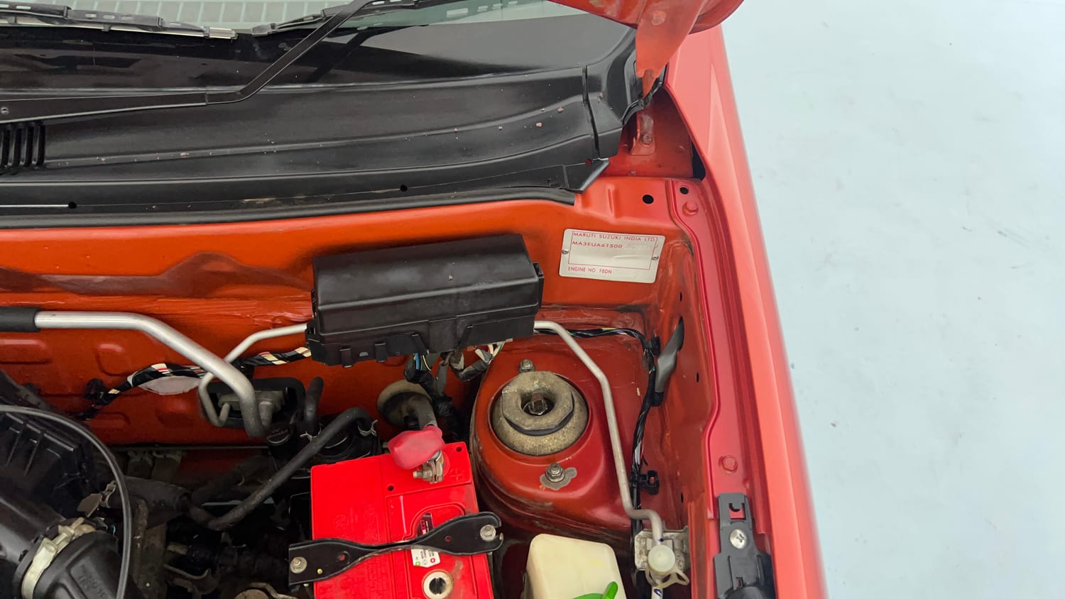 Used 2014 Maruti Suzuki Alto 800 Lxi Petrol Manual engine ENGINE LEFT SIDE HINGE & APRON VIEW