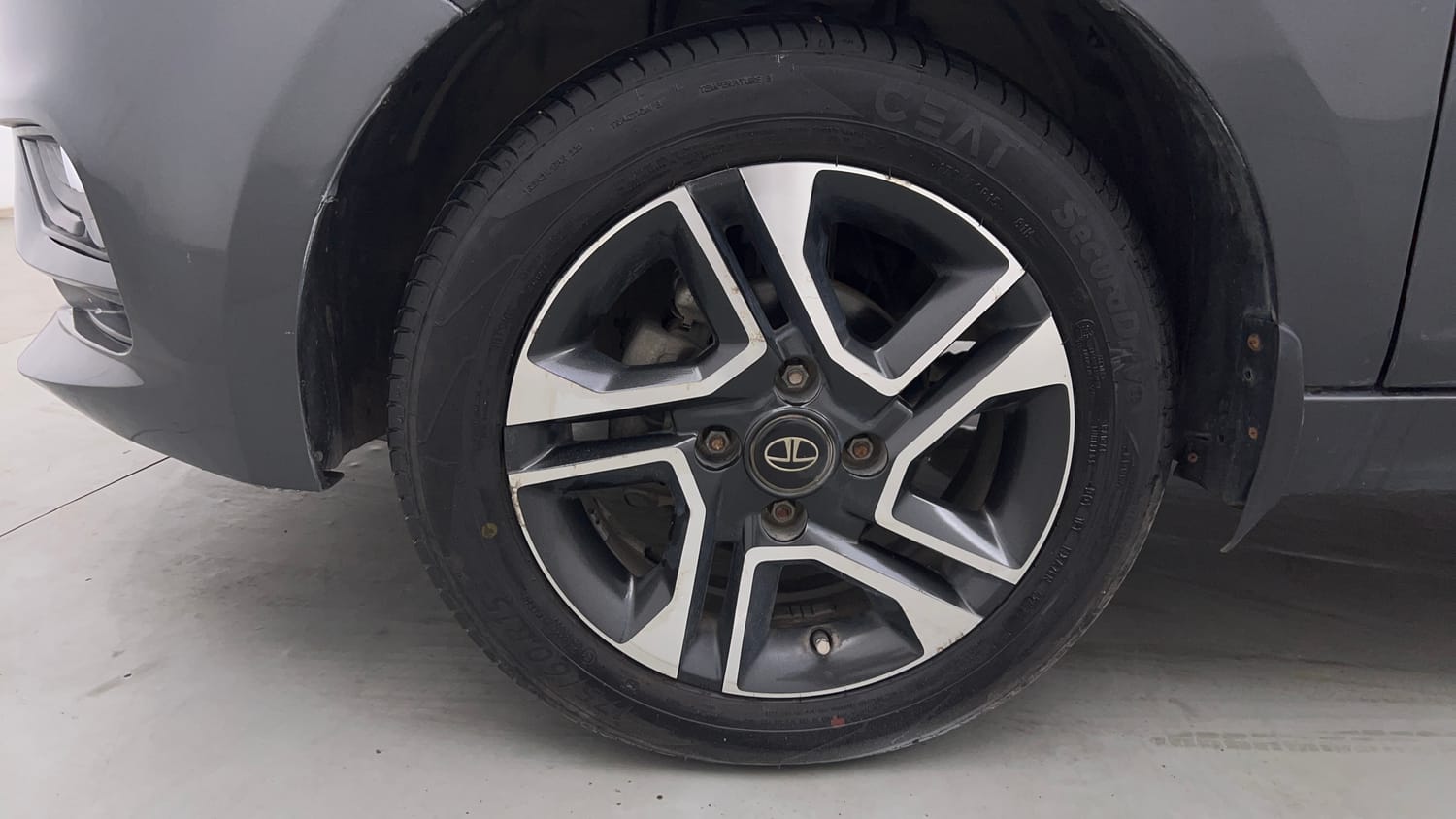 Used 2020 Tata Tiago XZ Plus Petrol Manual tyres LEFT FRONT TYRE RIM VIEW