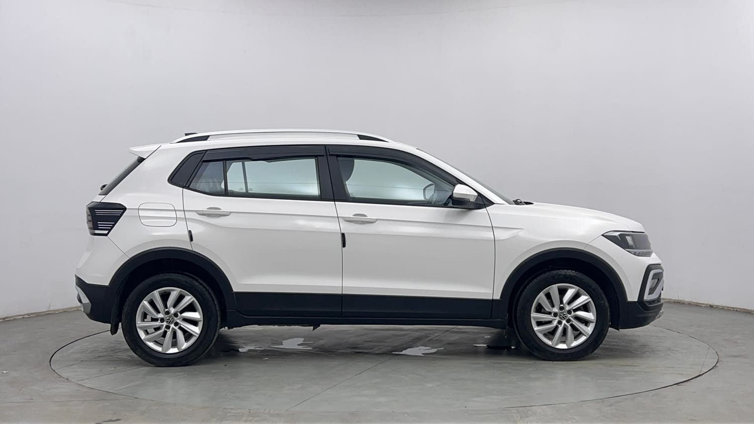 Used 2024 Volkswagen Taigun Highline 1.0 TSI MT Petrol Manual exterior RIGHT SIDE VIEW