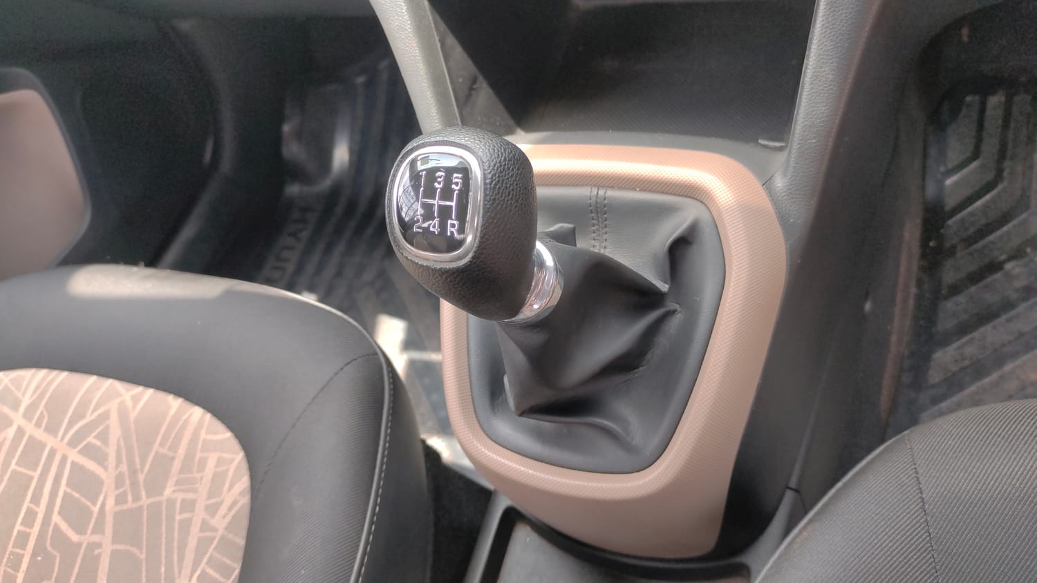 Used 2016 Hyundai Grand i10 Sportz 1.2 Kappa VTVT Petrol Manual interior GEAR  KNOB VIEW