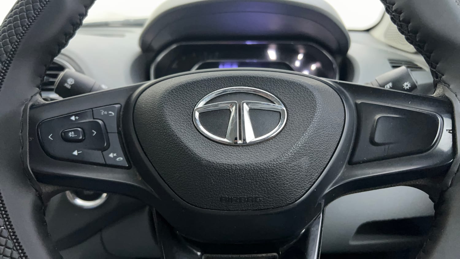 Used 2022 Tata Tigor XZ CNG Cng Manual top_features Steering mounted controls