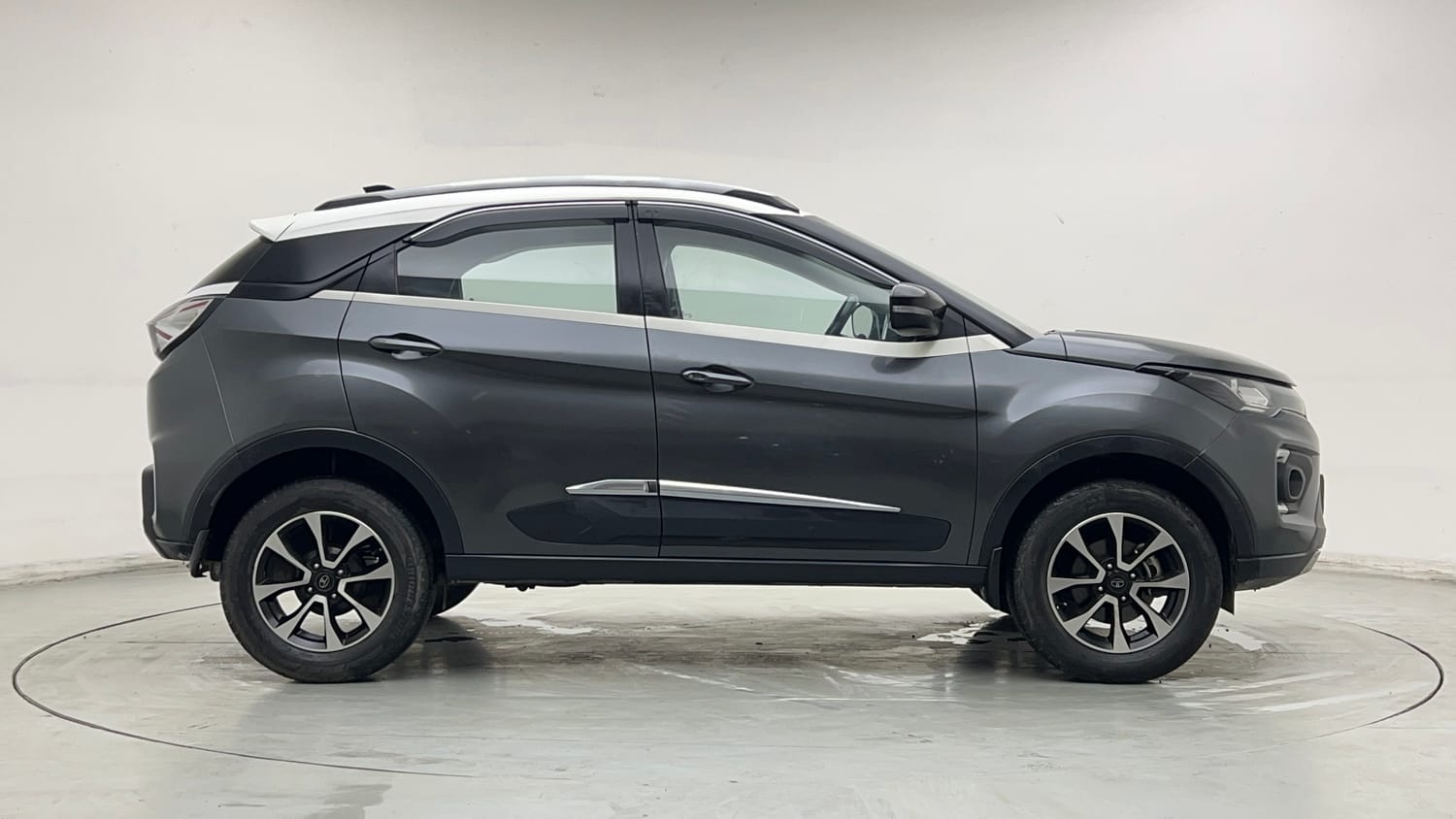 Used 2020 Tata Nexon XZA Plus (O) Dual Tone Petrol Automatic exterior RIGHT SIDE VIEW