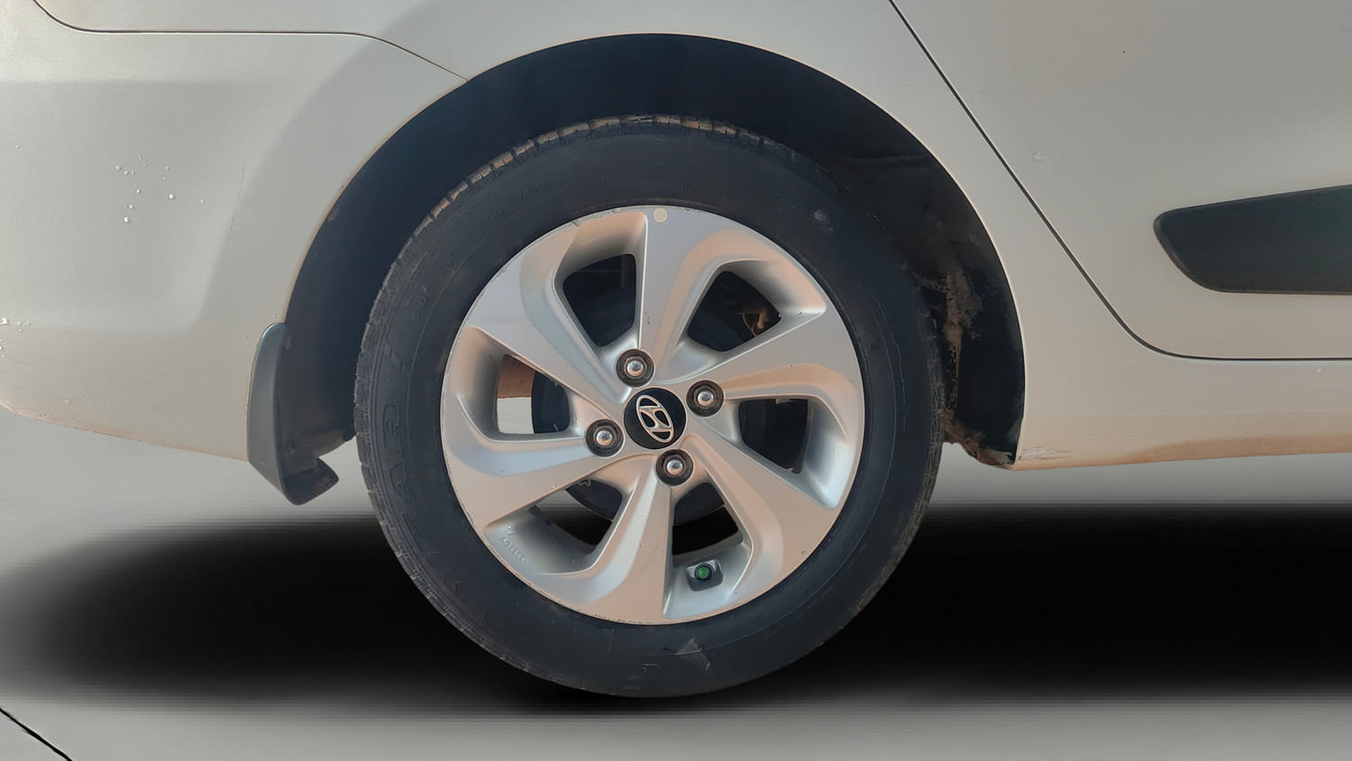 Used 2017 Hyundai Xcent SX Petrol Manual tyres RIGHT REAR TYRE RIM VIEW