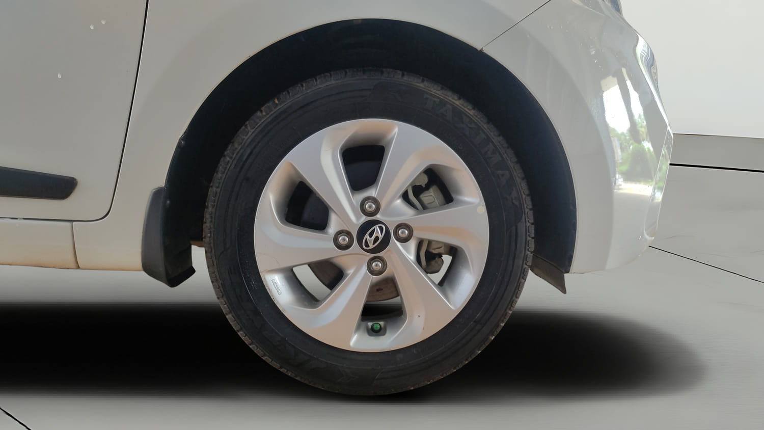 Used 2017 Hyundai Xcent SX Petrol Manual tyres RIGHT FRONT TYRE RIM VIEW