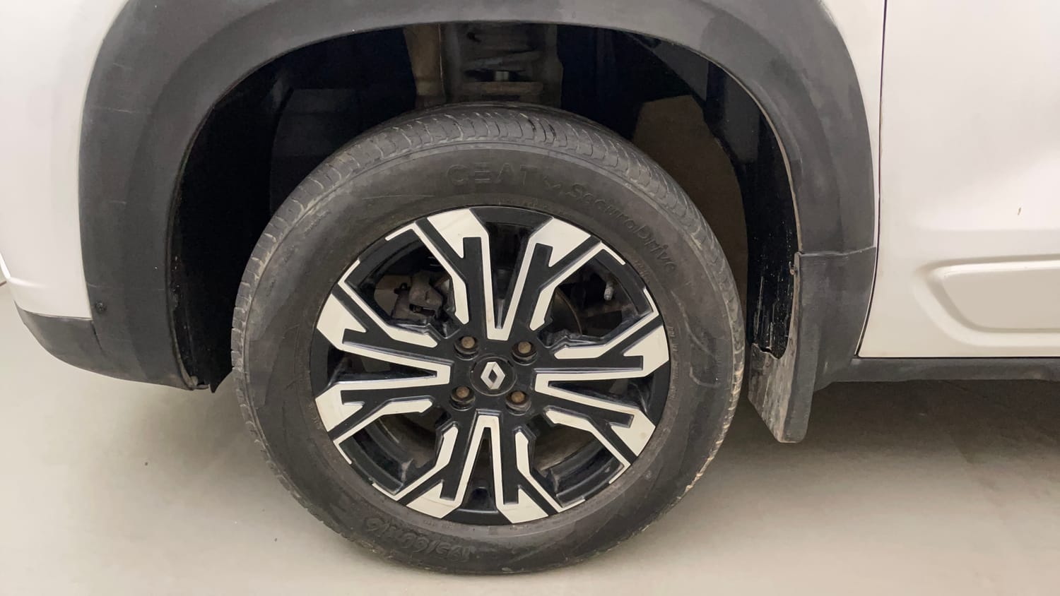 Used 2021 Renault Kiger RXT (O) MT Petrol Manual tyres LEFT FRONT TYRE RIM VIEW