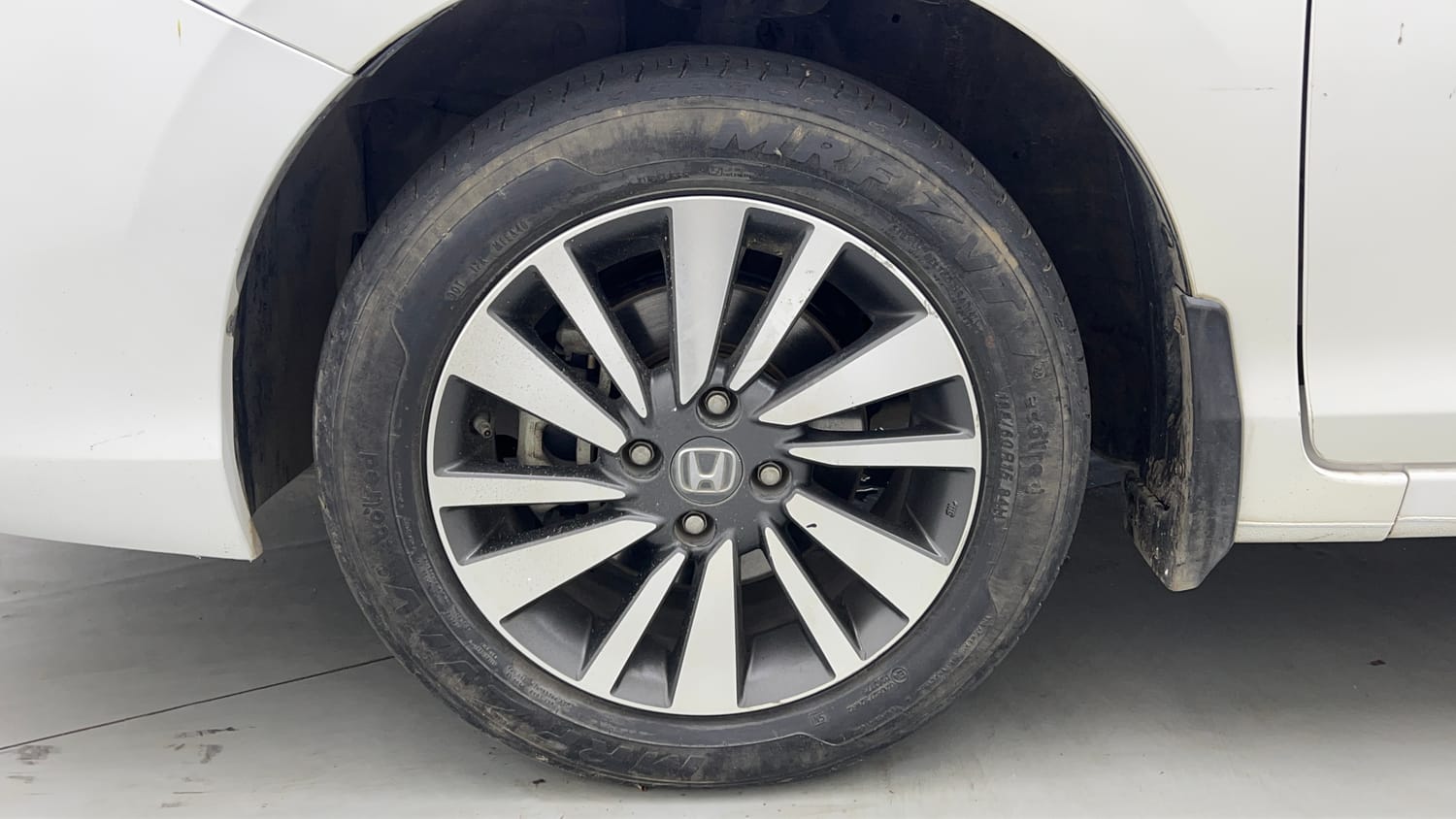Used 2023 Honda City V Petrol CVT Petrol Automatic tyres LEFT FRONT TYRE RIM VIEW