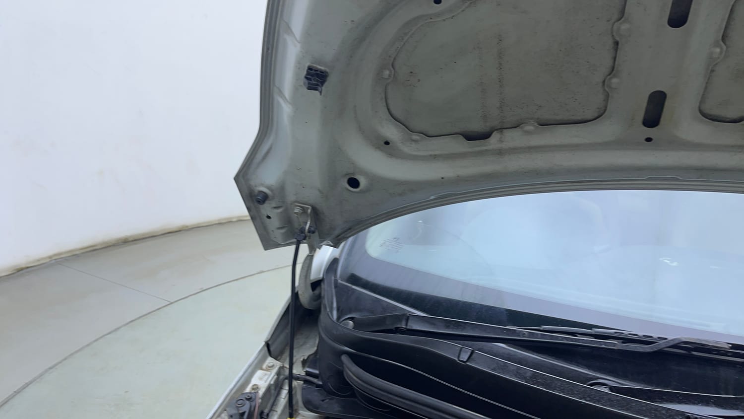 Used 2015 Hyundai Xcent S 1.2 (O) Petrol Manual engine ENGINE RIGHT SIDE HINGE & APRON VIEW