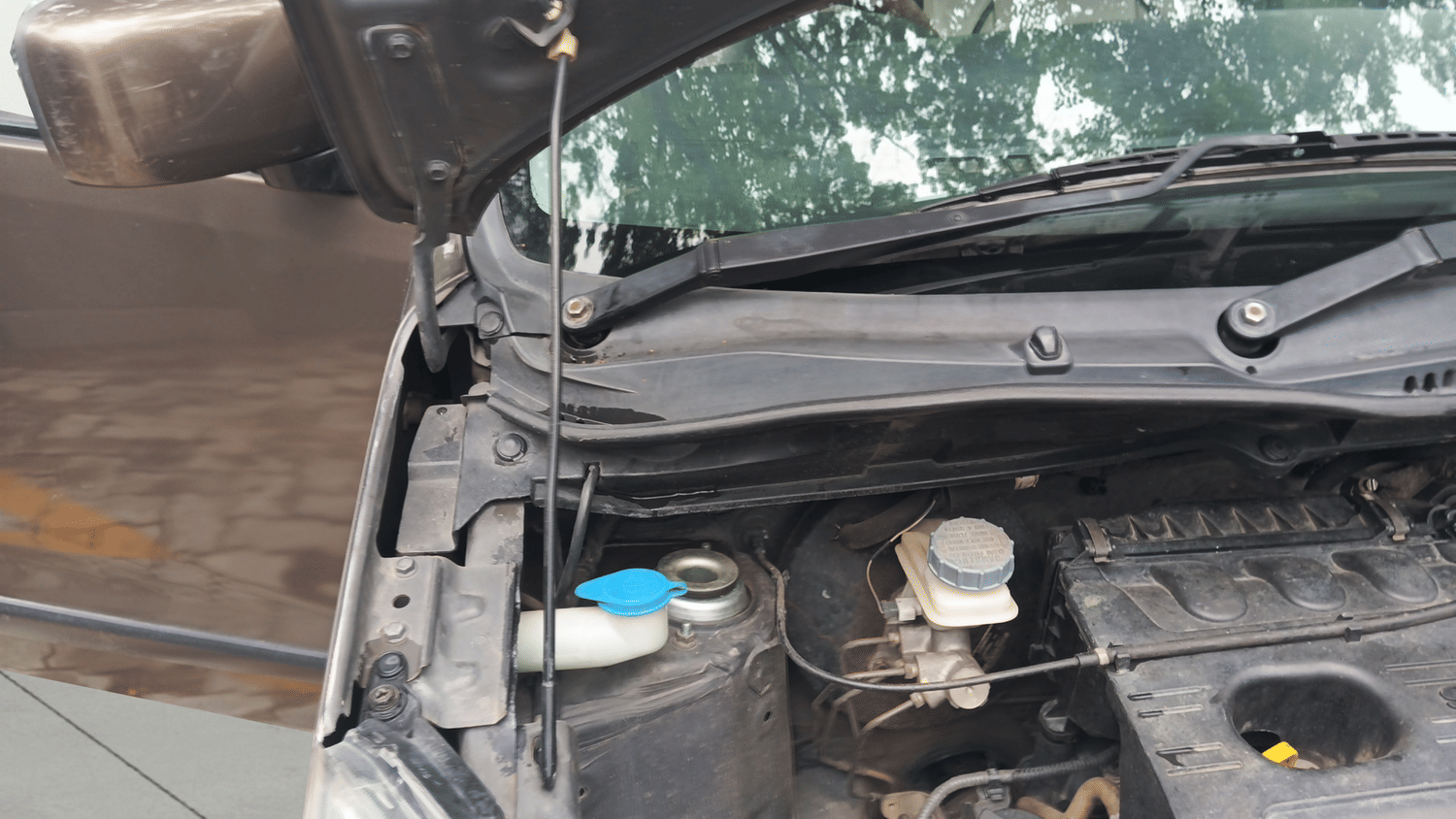 Used 2016 Maruti Suzuki Wagon R VXI Petrol Manual engine ENGINE RIGHT SIDE HINGE & APRON VIEW