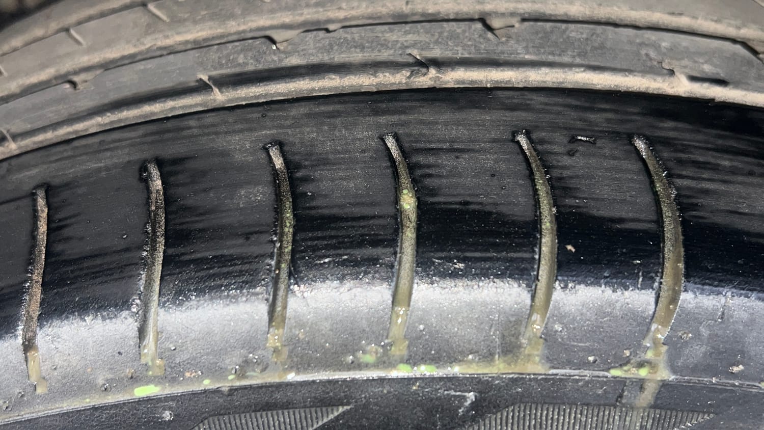 Used 2013 Hyundai Grand i10 Sportz 1.2 Kappa VTVT Petrol Manual tyres LEFT FRONT TYRE TREAD VIEW