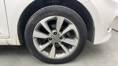Used 2015 Hyundai Elite i20 Sportz 1.2 (O) Petrol Manual tyres RIGHT FRONT TYRE RIM VIEW
