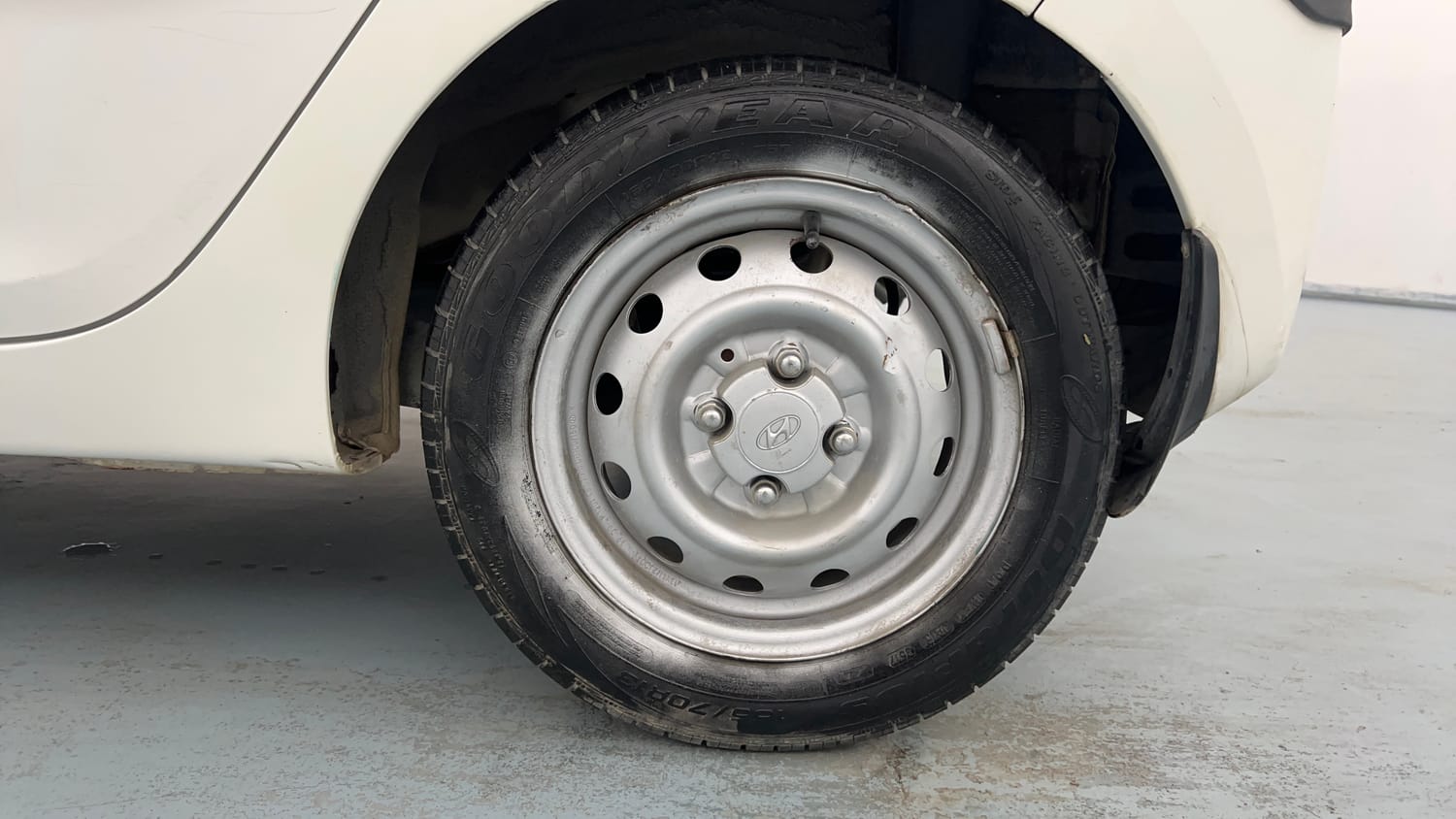 Used 2018 Hyundai Eon Era + AirBag Petrol Manual tyres LEFT REAR TYRE RIM VIEW