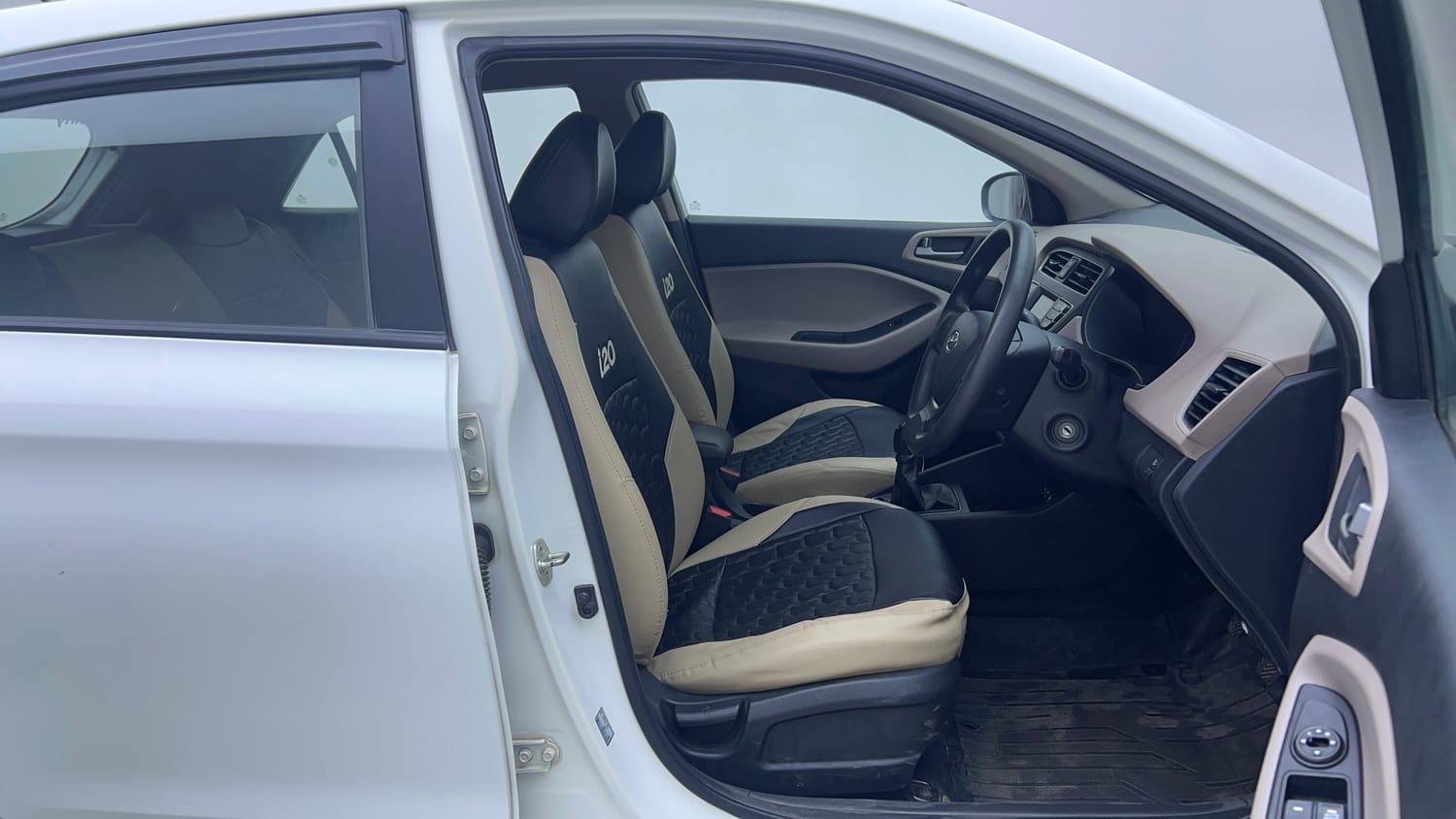 Used 2018 Hyundai Elite i20 Magna Executive 1.2 Petrol Manual interior RIGHT SIDE FRONT DOOR CABIN VIEW