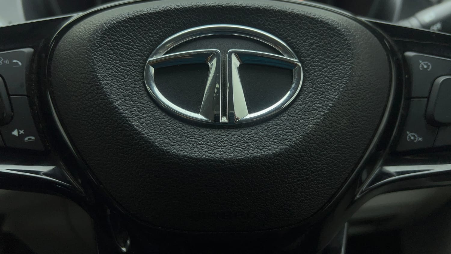 Used 2020 Tata Nexon XZA Plus (O) Dual Tone Petrol Automatic top_features Airbags