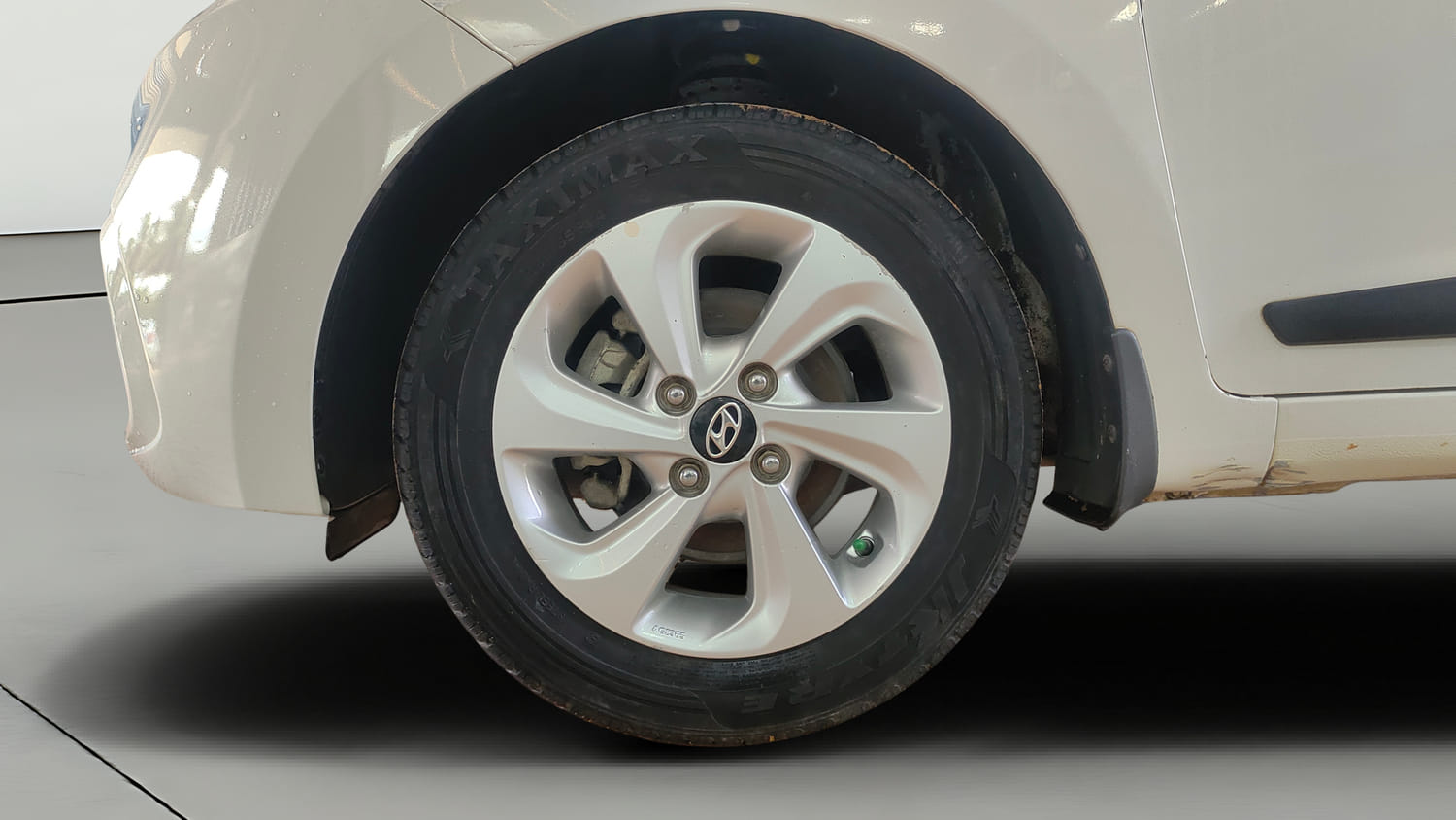 Used 2017 Hyundai Xcent SX Petrol Manual tyres LEFT FRONT TYRE RIM VIEW
