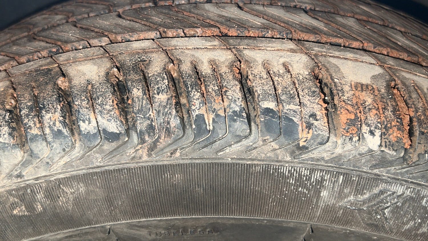 Used 2022 Hyundai New i20 Asta (O) 1.2 MT Petrol Manual tyres LEFT FRONT TYRE TREAD VIEW