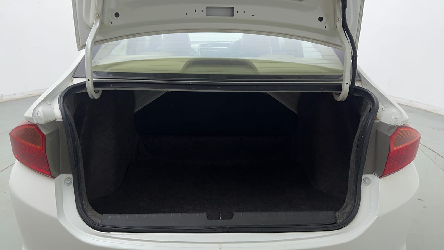 Used 2015 Honda City VX CVT Petrol Automatic interior DICKY INSIDE VIEW
