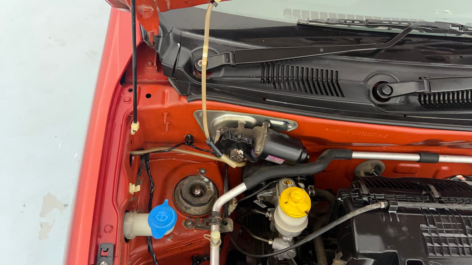 Used 2014 Maruti Suzuki Alto 800 Lxi Petrol Manual engine ENGINE RIGHT SIDE HINGE & APRON VIEW