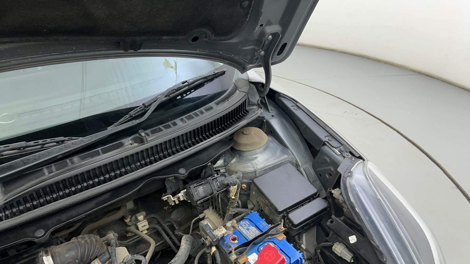 Used 2019 Maruti Suzuki Baleno Alpha Petrol Manual engine ENGINE LEFT SIDE HINGE & APRON VIEW